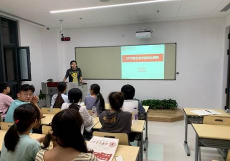 图片包含 人员, 室内, 墙壁, 天花板描述已自动生成